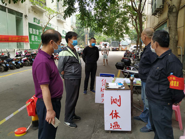 焦文远总经理、党委书记检查榆海小区疫情防控情况_副本.jpg