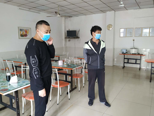 焦文远总经理、党委书记检查员工食堂疫情防控情况_副本.jpg