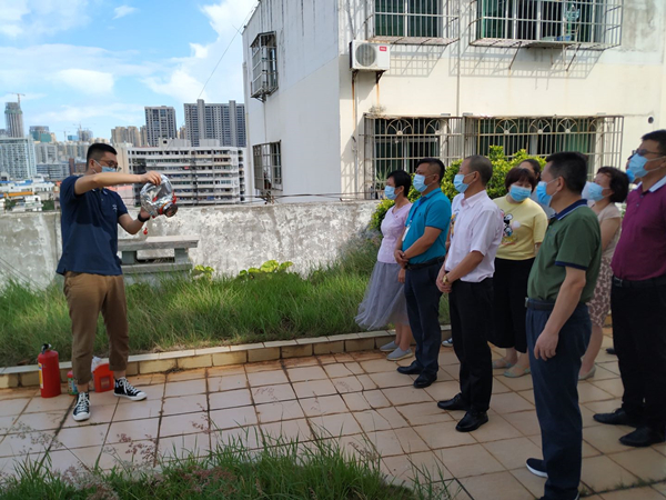海南榆海安全生产办公室赵帅向参演人员介绍灭火器的使用方法_副本.jpg