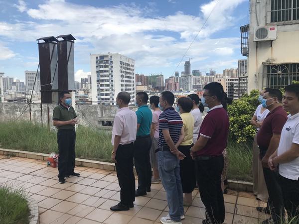 海南榆海安全生产委员会谢炳贤副主任向参演人员介绍演练活动的背景_副本.jpg